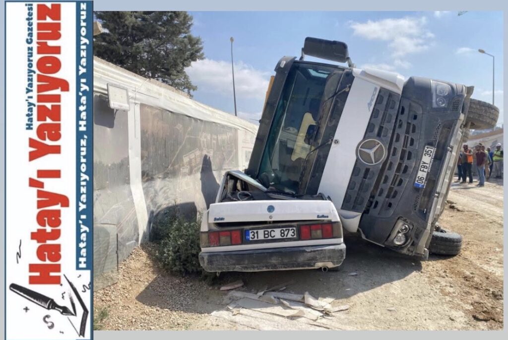 KAMYON ÜZERİNE DEVRİLMESİYLE HURDAYA DÖNEN TOFAŞ’TA KİMSENİN OLMAMASI FACİAYI ÖNLEDİ