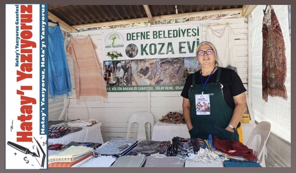 TÜLAY GENÇ, TUZ FETİVALİ SOKAĞI’NA HATAY İPEĞİNİ TANITIYOR.