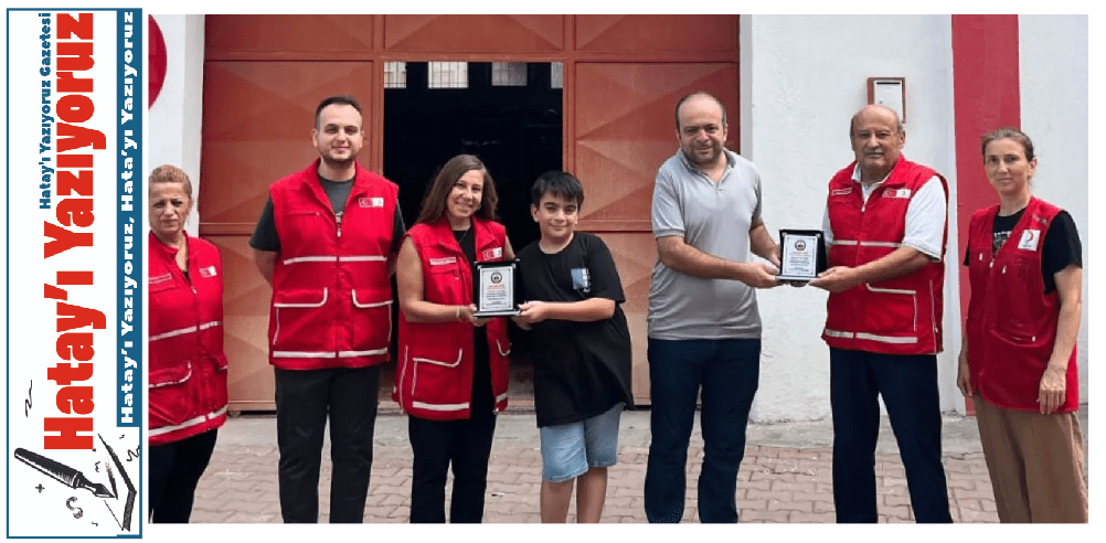 TÜRK KIZILAY İSKENDERUN ŞUBE’YE NECİP FAZIL KISAKÜREK OKUL YÖNETİMİNDEN TEŞEKKÜR PLAKETİ